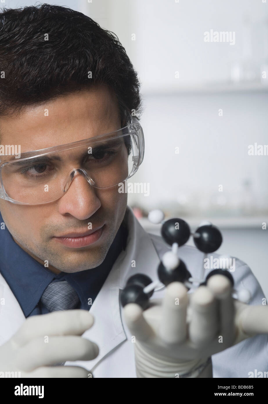 Scienziato azienda modello molecolare in un laboratorio Foto Stock