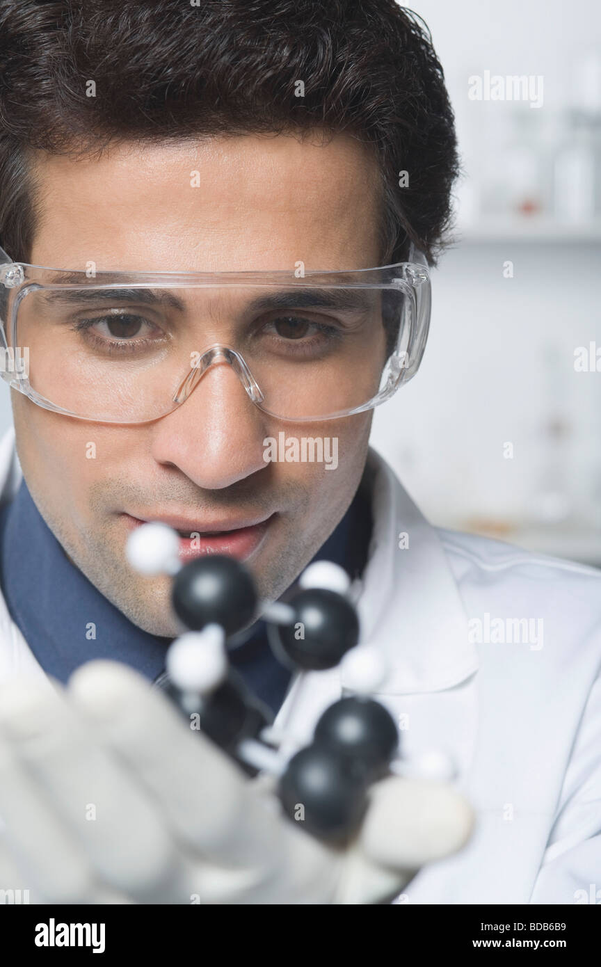 Scienziato azienda modello molecolare in un laboratorio Foto Stock