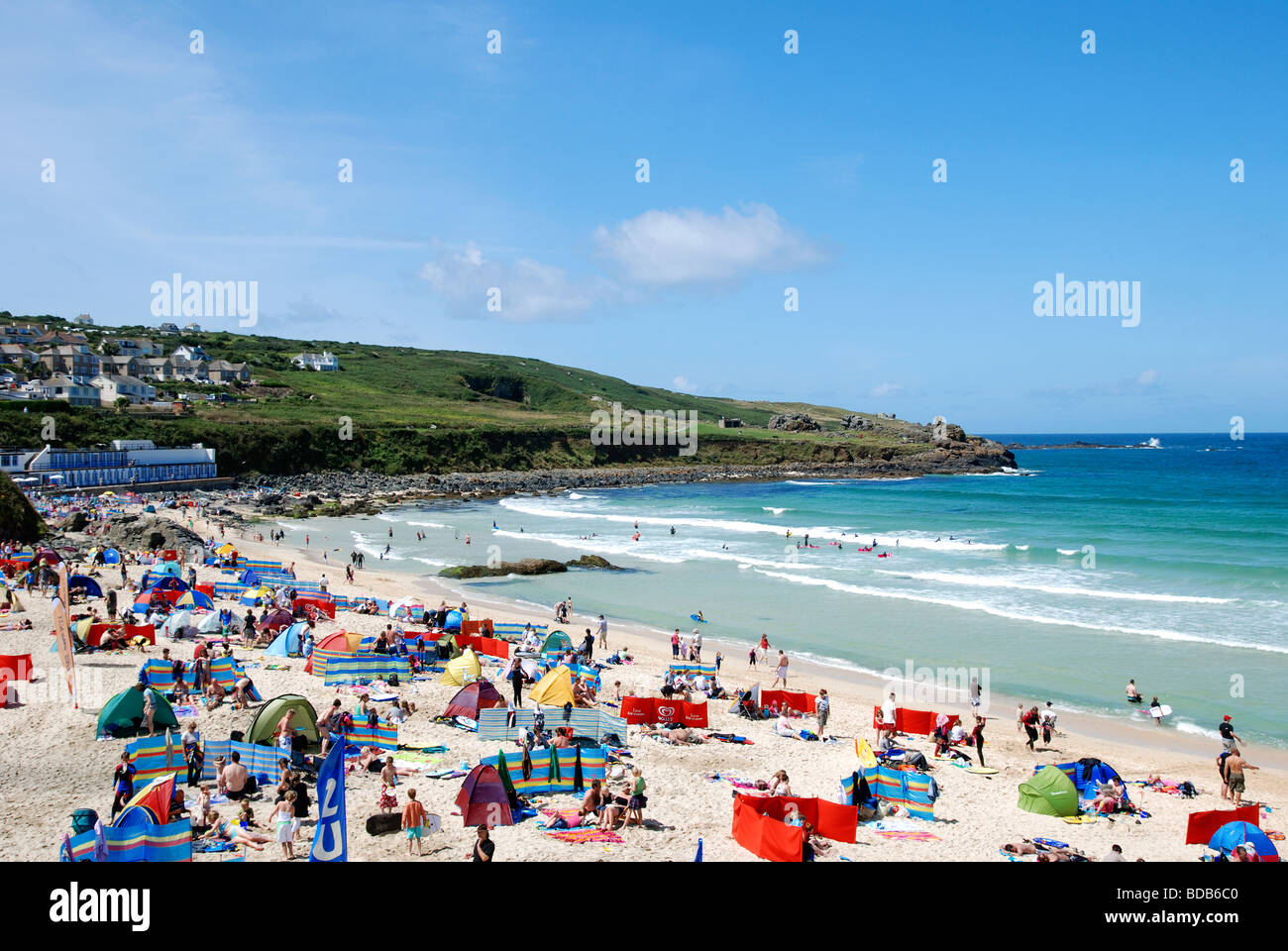 Una intensa giornata d'estate a porthmeor beach, st.Ives in Cornovaglia, Regno Unito Foto Stock