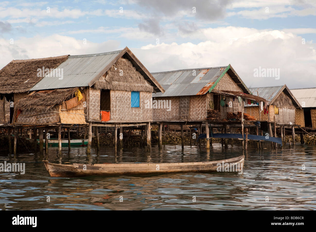 Indonesia Sulawesi Wakatobi. Parco Nazionale Isola Kaledupa Sampela Bajo sea gypsy case di villaggio Foto Stock