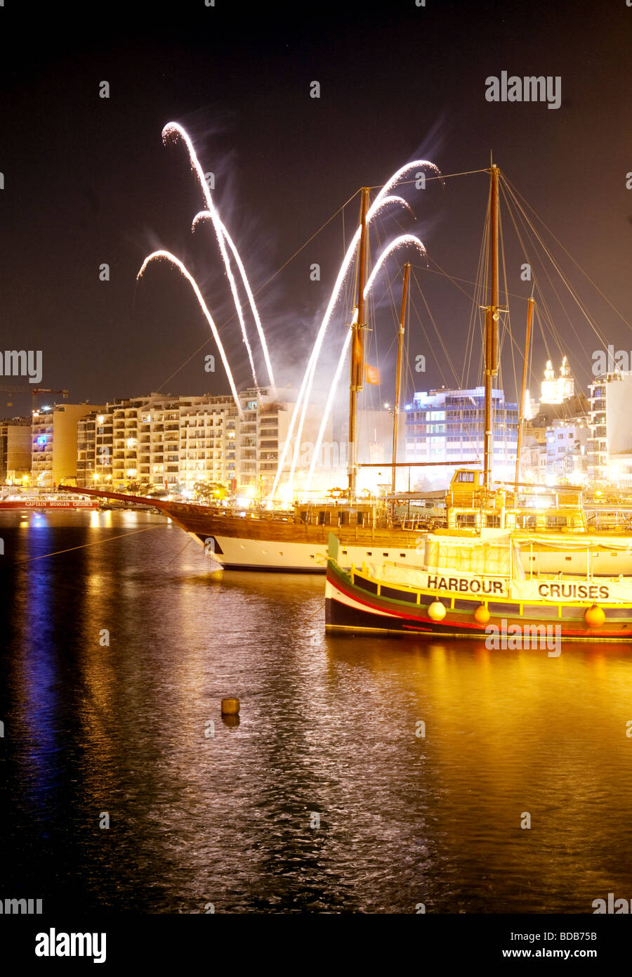 La vita notturna con fuochi d'artificio nel porto di Sliema, Malta Foto Stock
