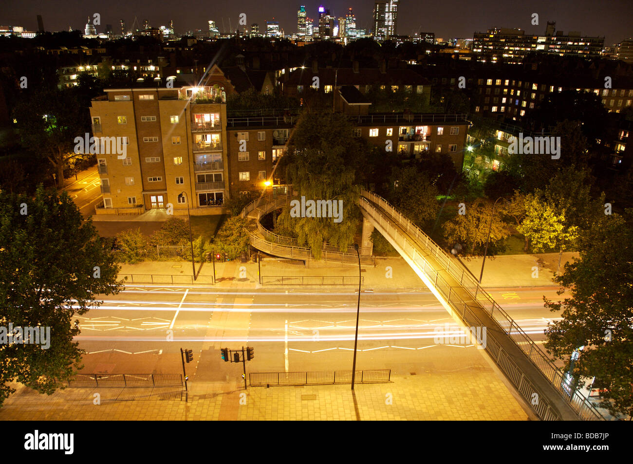 Tempo di notte vista dall edificio abbandonato di Elephant & Castle con città in background e ponte pedonale in primo piano Foto Stock