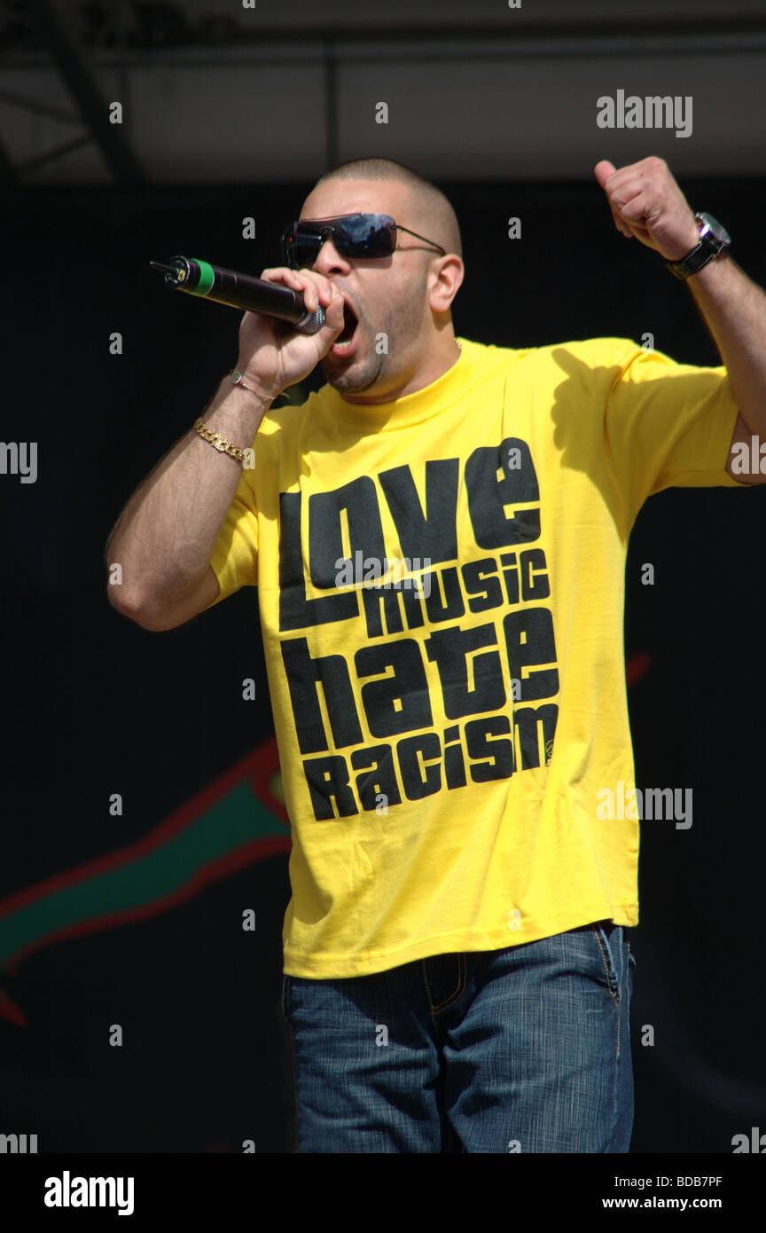 Il cantante indossa amo la musica odio il razzismo t-shirt alla mela di Leicester, Leicester, England, Regno Unito Foto Stock
