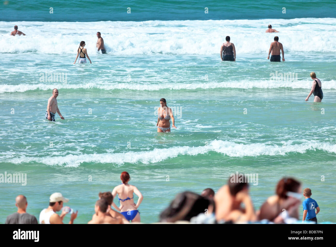 Spiaggia australiana bagnanti approfittando del clima caldo al mare Foto Stock