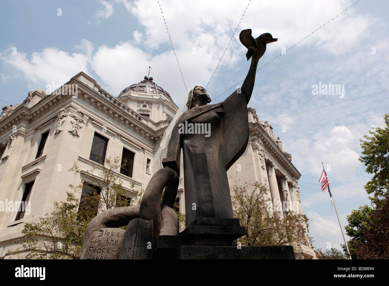 Statue di pace a Monroe County Courthouse in Bloomington, Indiana. Foto Stock