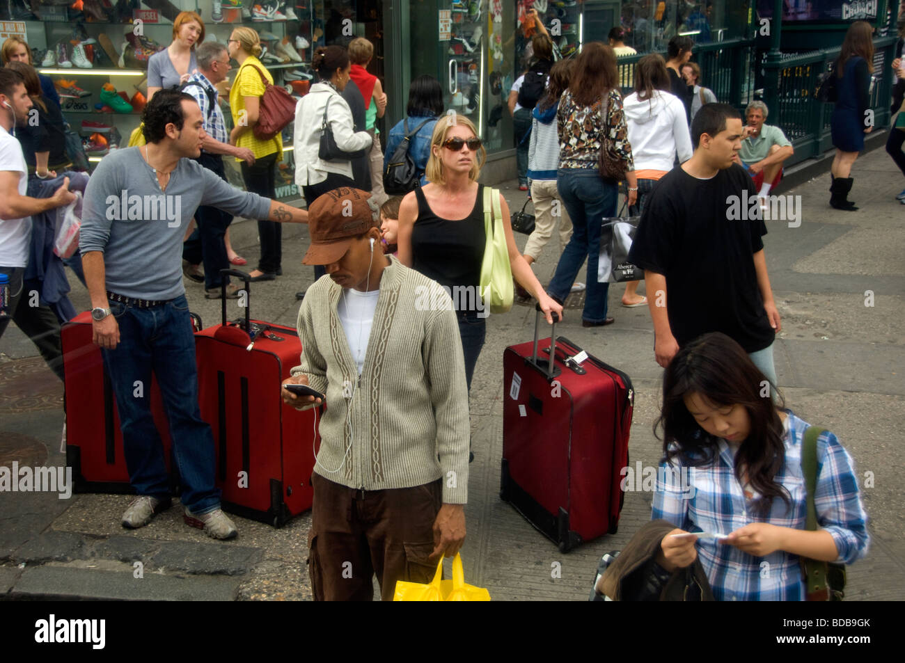 Le persone sulle strade della città Foto Stock
