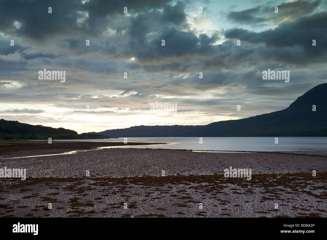 Bel tramonto sul Loch Torridon su ancora un estate s sera Foto Stock