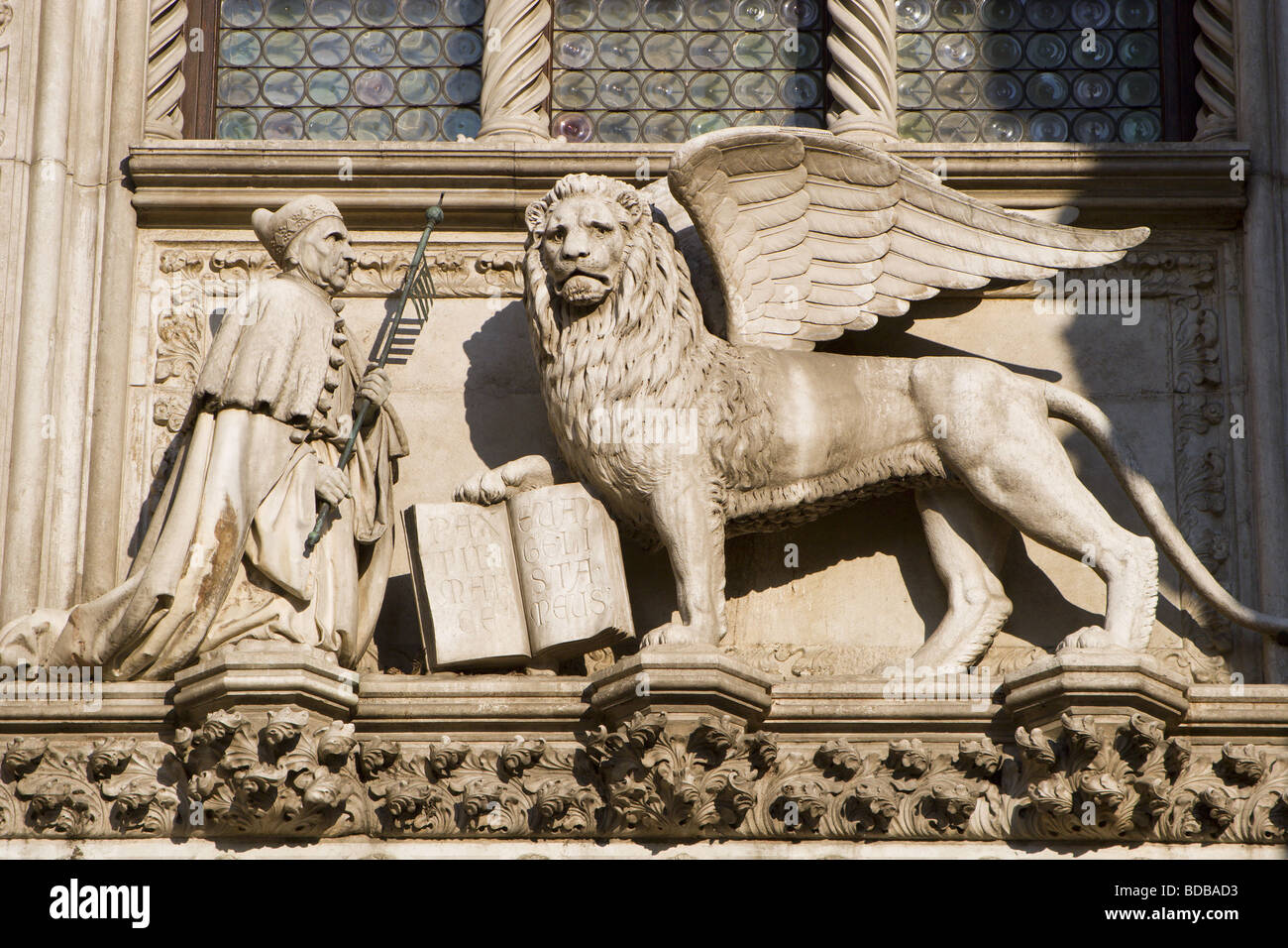 Venezia - Leone di st. Mark - patrono della città - la facciata di Palazzo Ducale Foto Stock