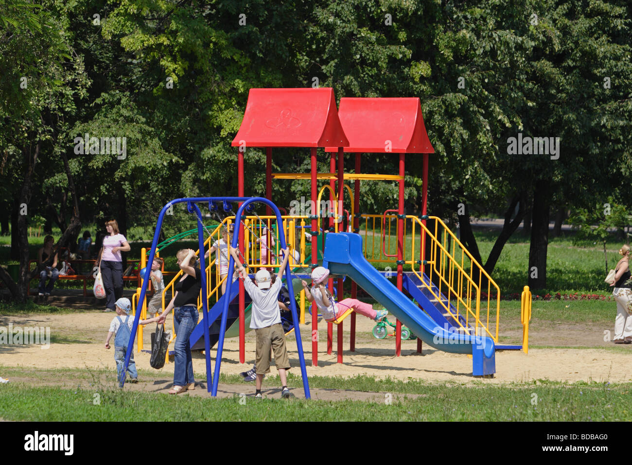 Bambini che giocano su park area di gioco Foto Stock