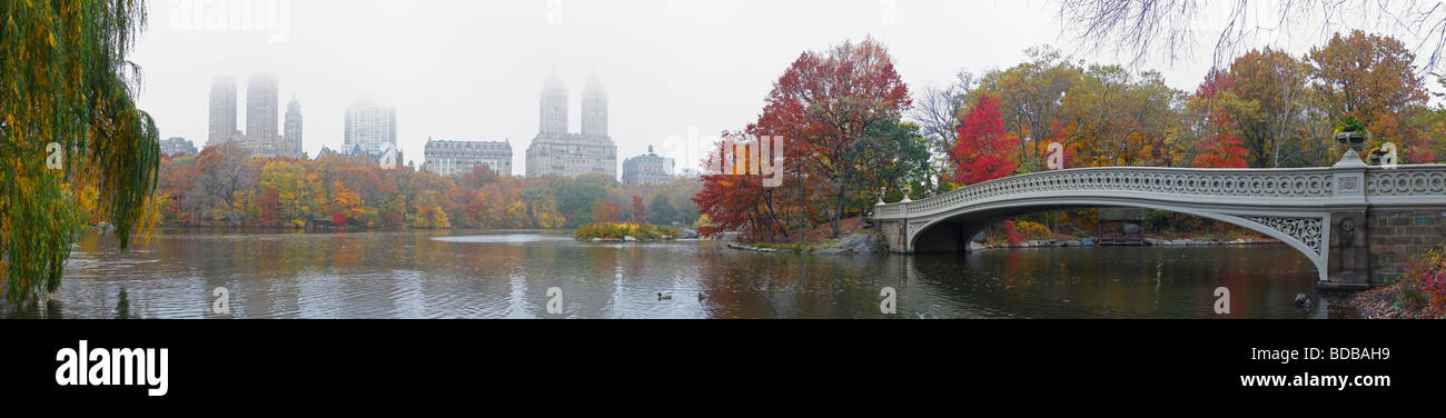 Central Park sulla panoramica di un nebbioso giorno cadono come visto dal lato sud del Lago Foto Stock