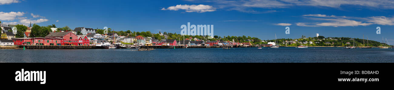 Ampio panorama di lunenburg Nova Scotia waterfront porto in una giornata di sole Foto Stock