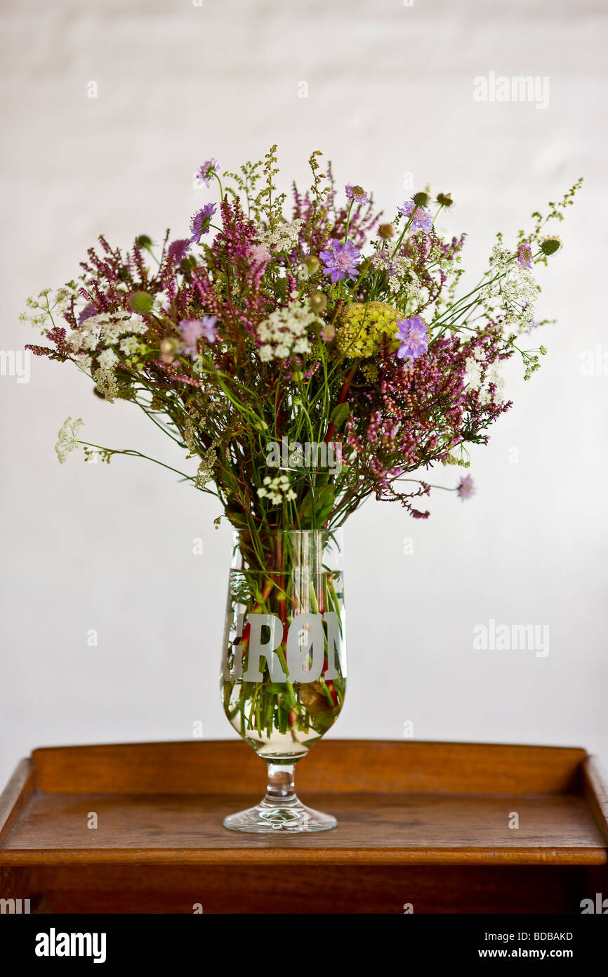 Mazzo di fiori di campo in un bicchiere di birra Foto stock - Alamy