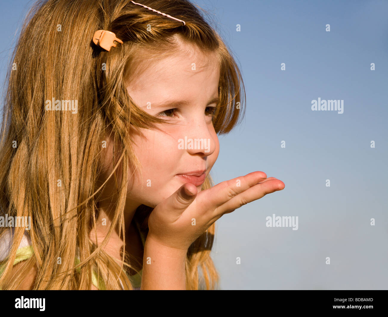 Bambina Invia il bacio Foto stock - Alamy