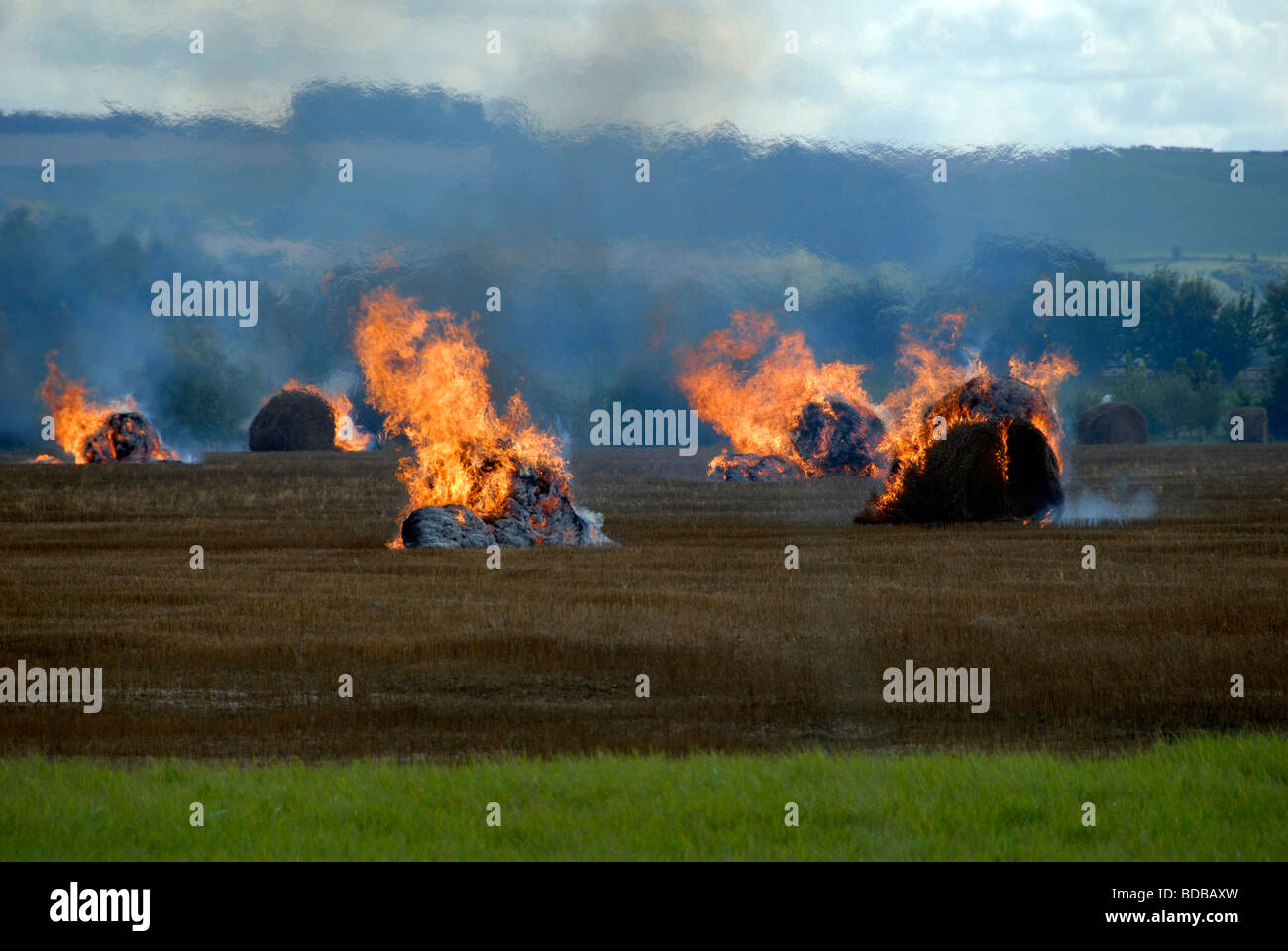 La masterizzazione di balle di paglia campo nel Wiltshire fumo Foto Stock