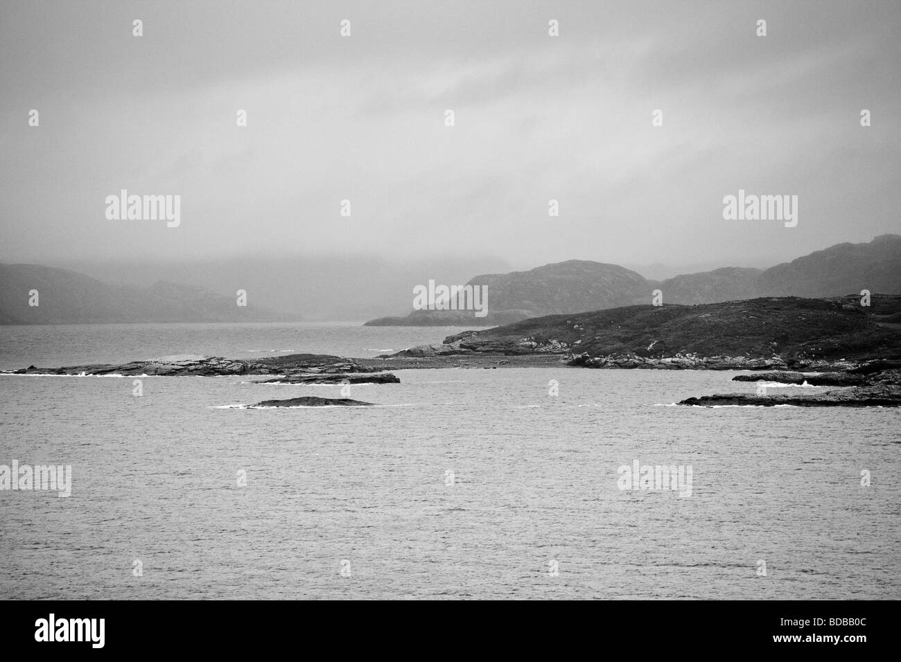 La costa della Baia di Ernard dalla Peninsular Rubha na Coigich in Wester Ross Foto Stock