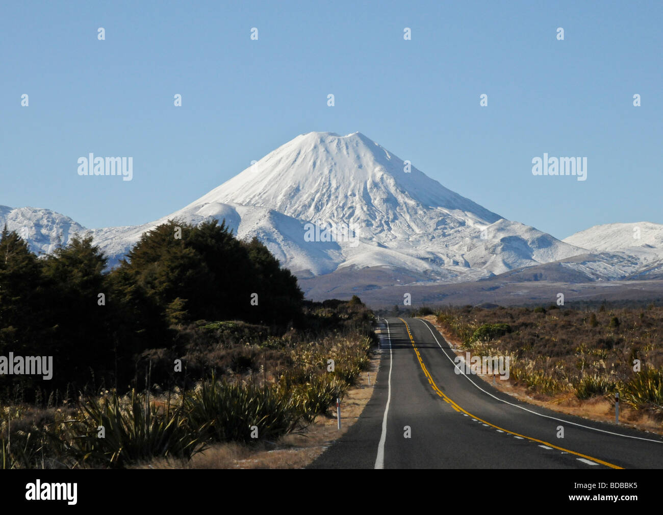 Vista panoramica della principale autostrada che conduce attraverso la foresta in bella coperta di neve active vulcanico Monte Ruapehu in Nuova Zelanda. Foto Stock