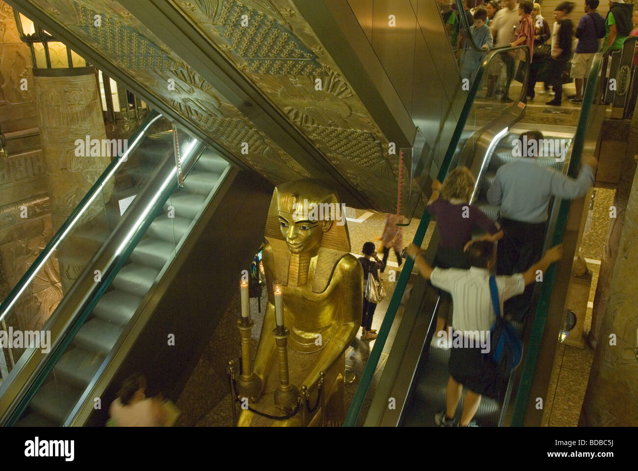 I grandi magazzini Harrods parte della egiziano escalator Londra UK HOMER SYKES Foto Stock