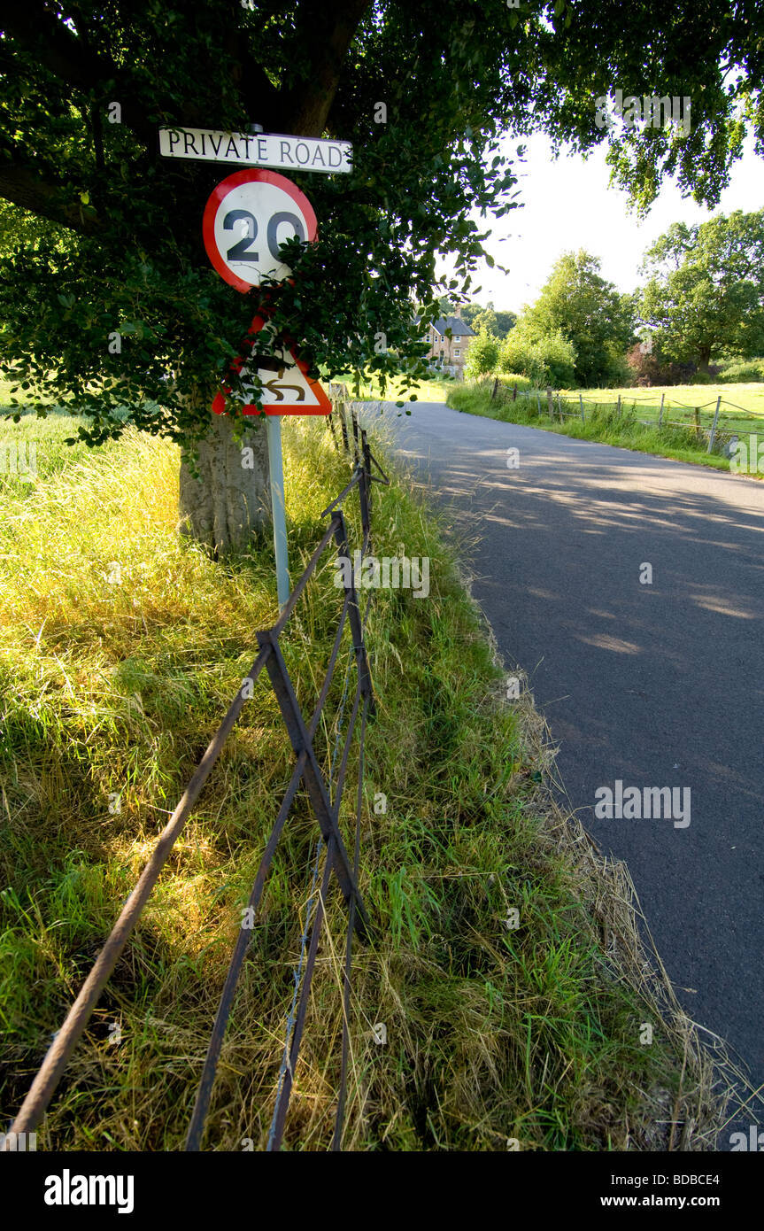Una strada privata con un limite di velocità di 20 mph Foto Stock