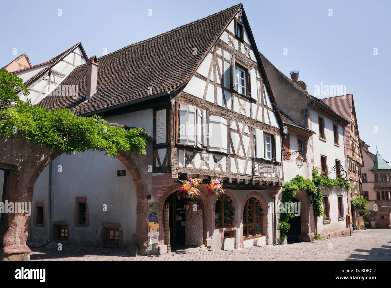 Rue du General de Gaulle Riquewihr Alsace Haut Rhin Francia vecchi edifici con travi di legno nella pittoresca città medievale Foto Stock