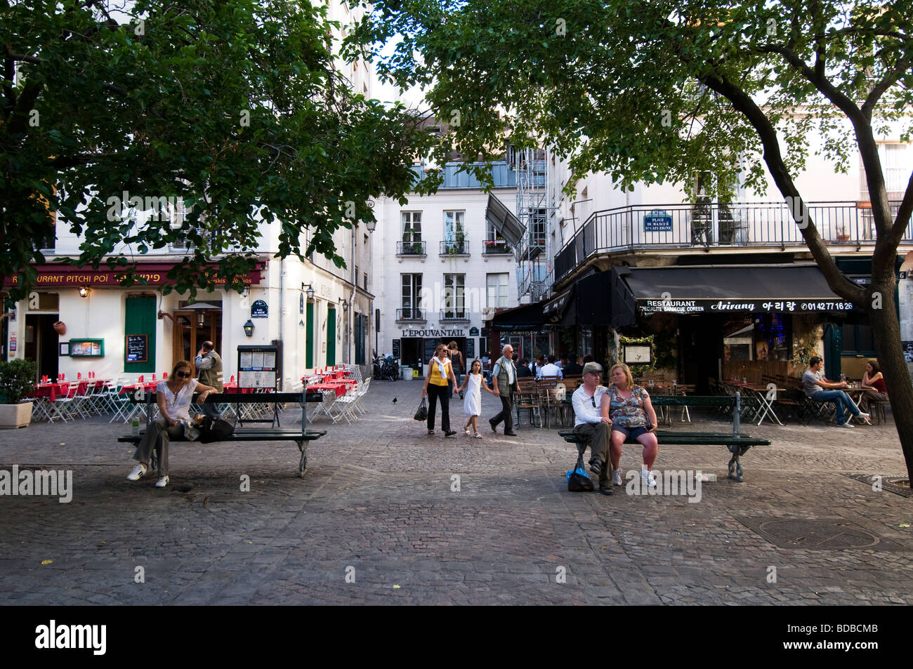 Francese tipica piazzetta a Le Marais, Parigi, FR Foto Stock