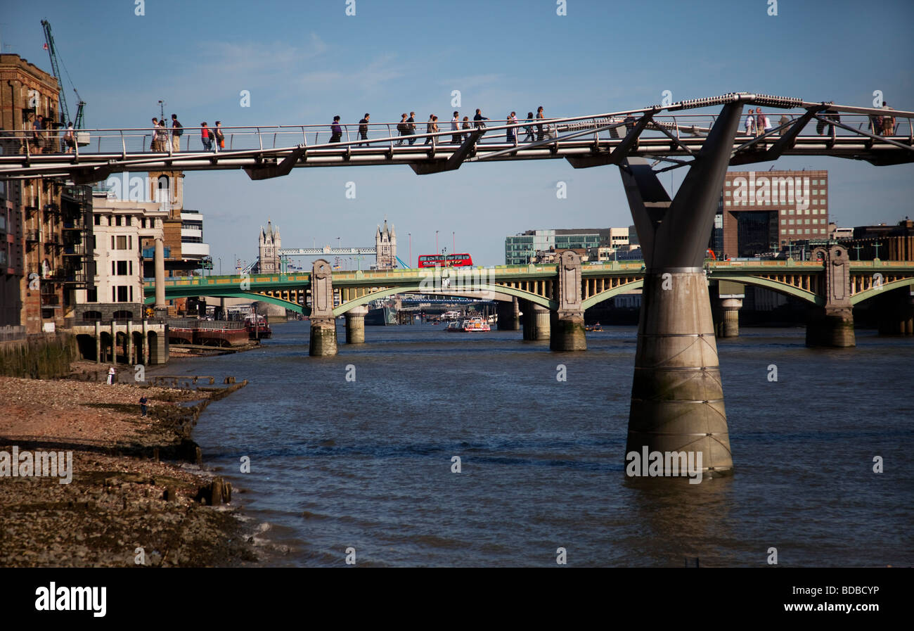 Scena del Fiume Tamigi Londra nel cuore della città. Le persone che attraversano il Millenium Bridge Foto Stock
