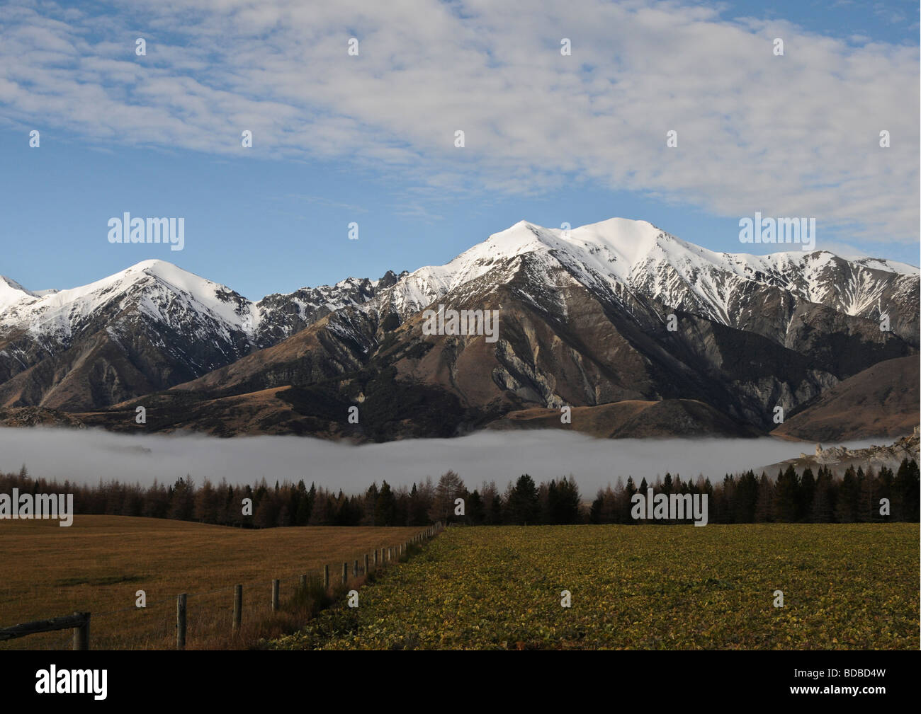 Eccellente vista della spettacolare snow-capped montuosa e le nuvole si stabilirono nella valle delle Alpi del Sud in Arthur's Pass di NZ. Foto Stock