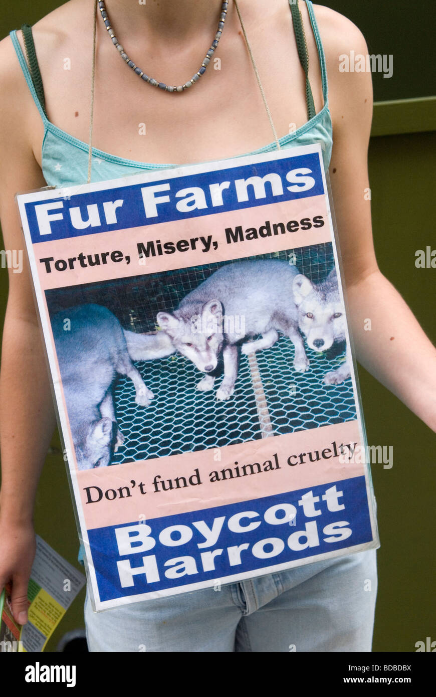 Protesta di pellicce di animali fuori dal grande magazzino Harrods, tortura Fur Farms, miseria, follia non Fondo crudeltà animale. Boicottaggio di Harrods Londra Regno Unito anni '2000 Foto Stock