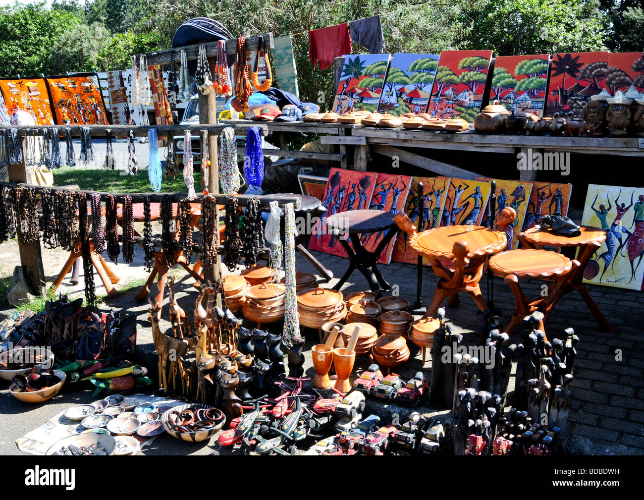 Una vista di un turista il negozio di souvenir del South African artigianale di sculture in legno, ornamenti, culturali e tradizionali dipinti. Foto Stock