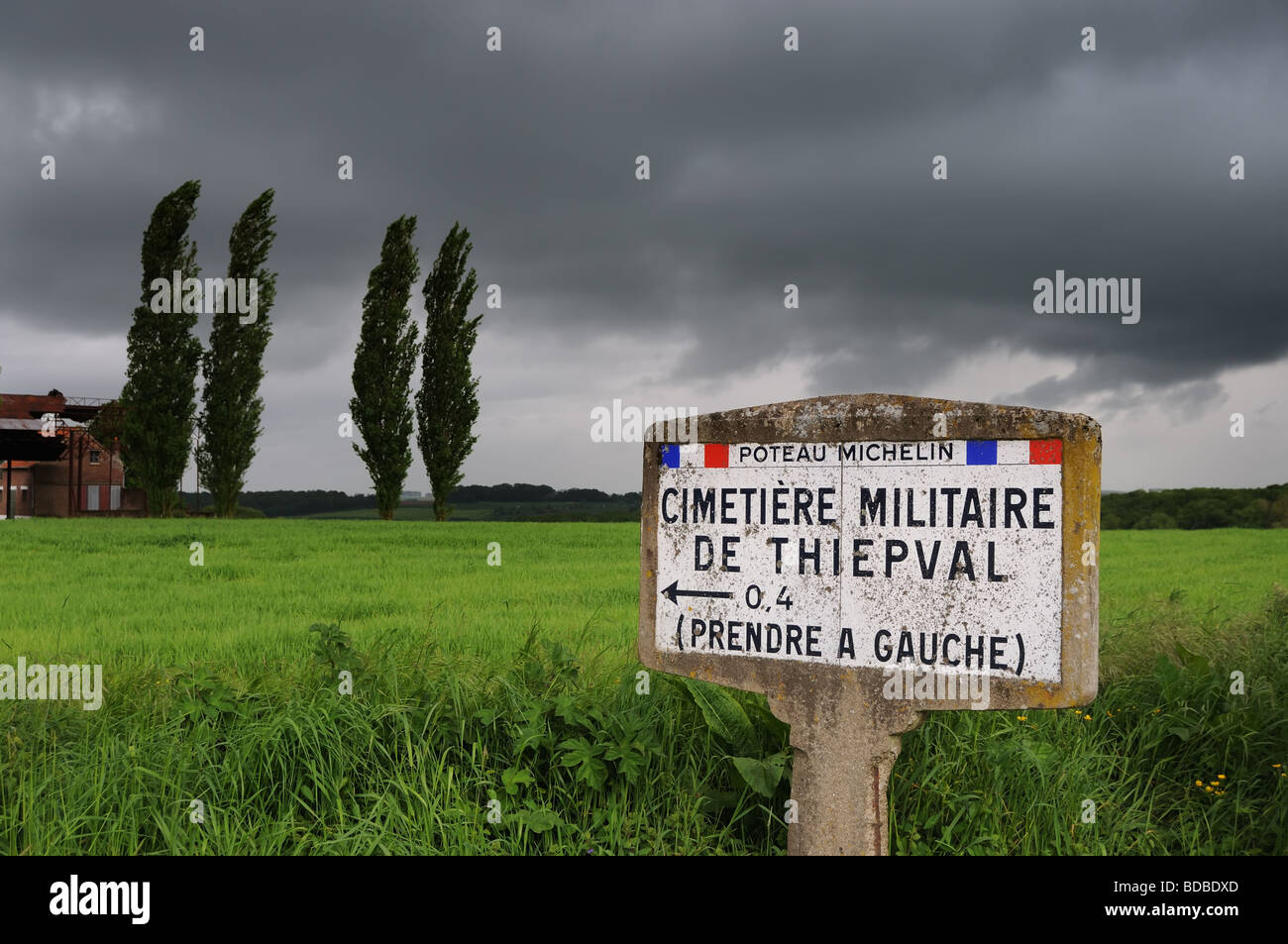 Il segno per il cimitero militare di Thiepval sulla Somme Foto Stock
