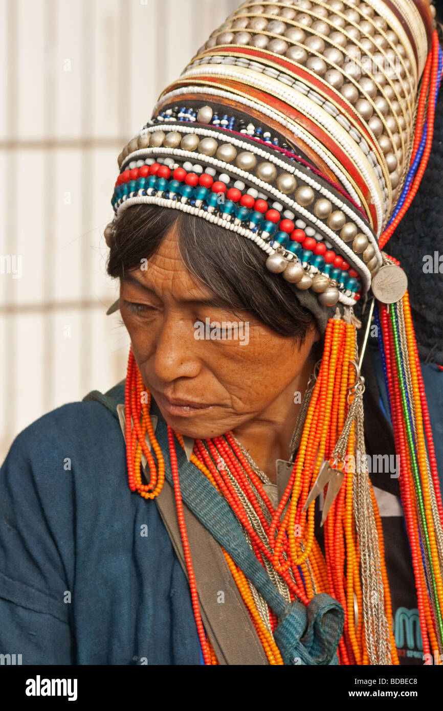 Akha donna tribale con copricapo al mercato Xiding, Yunnan, Cina Foto Stock