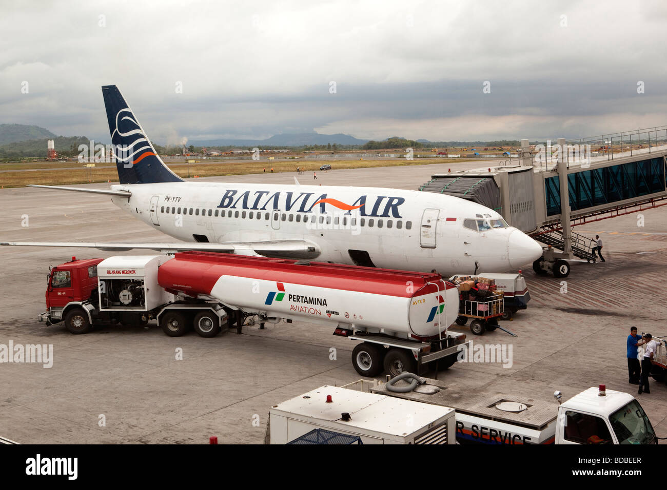 Indonesia Sulawesi Makassar Aeroporto Batavia Air piano il rifornimento su strada asfaltata Foto Stock