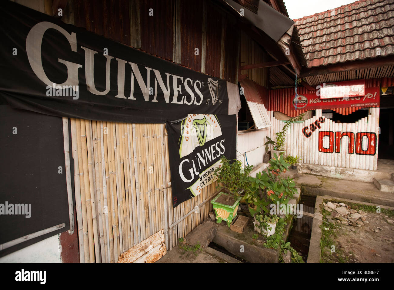 Indonesia Sulawesi West Coast Pare Pare Cafe Ono lungomare bar Guinness banner pubblicitario Foto Stock