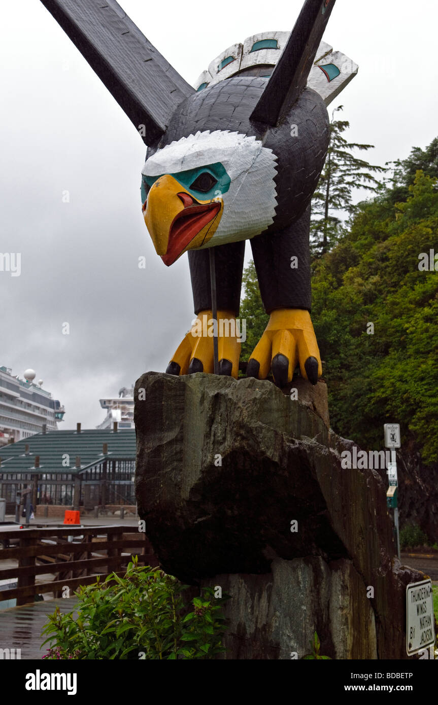 Questo Alaskan totem pole è chiamato 'Mooning Eagle", Ketchikan Alaska Foto Stock