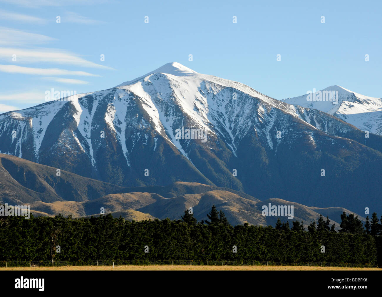 Incredibile altopiani e montagne innevate con aziende agricole fertile sulle pianure del sud della regione alpina in Arthur's Pass Nuova Zelanda. Foto Stock