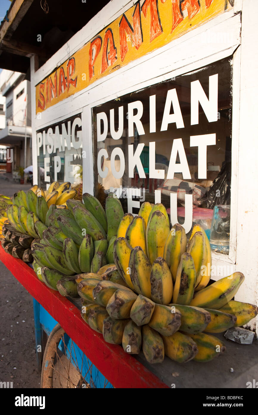 Indonesia Sulawesi Makassar Jalan Penghibur street food frutta snack dolce warung in stallo Foto Stock