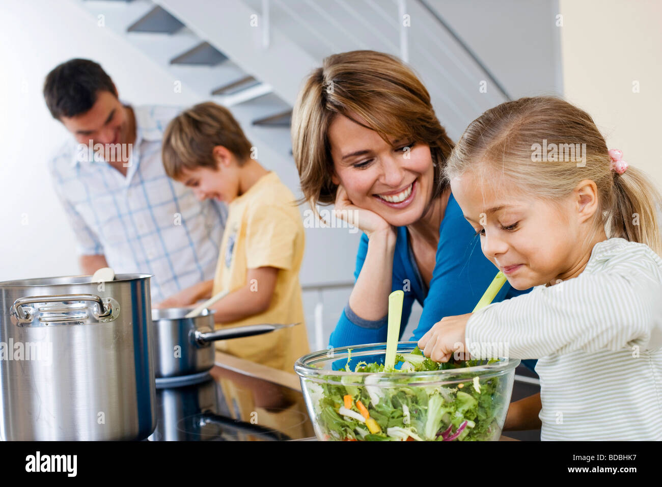La cottura dei genitori con i loro figli in cucina Foto Stock