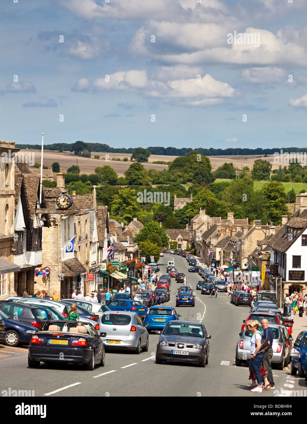 Villaggio di Burford, Oxfordshire, Regno Unito - affollata di turisti e traffico in alta stagione Foto Stock