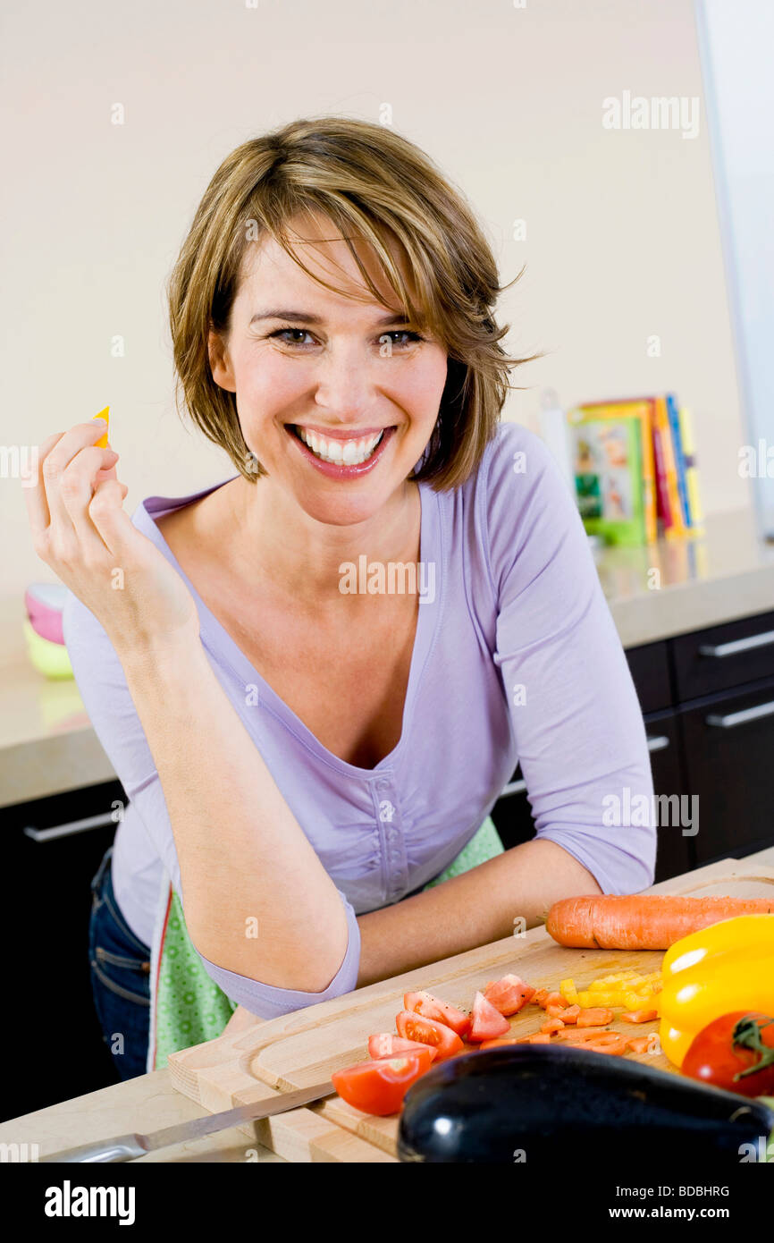 Ritratto di donna in cucina Foto Stock