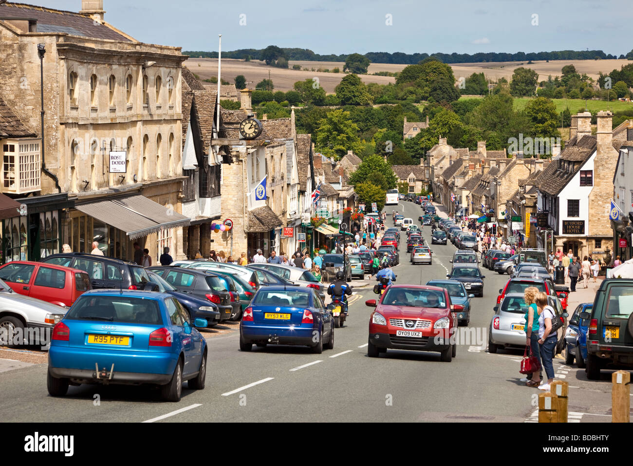 Cotswolds village di Burford, Oxfordshire, Regno Unito occupato con traffico in alta stagione Foto Stock