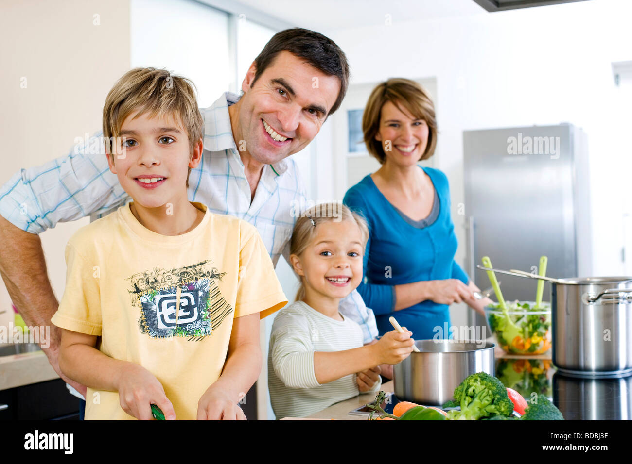 Ritratto di famiglia la cucina insieme in cucina Foto Stock