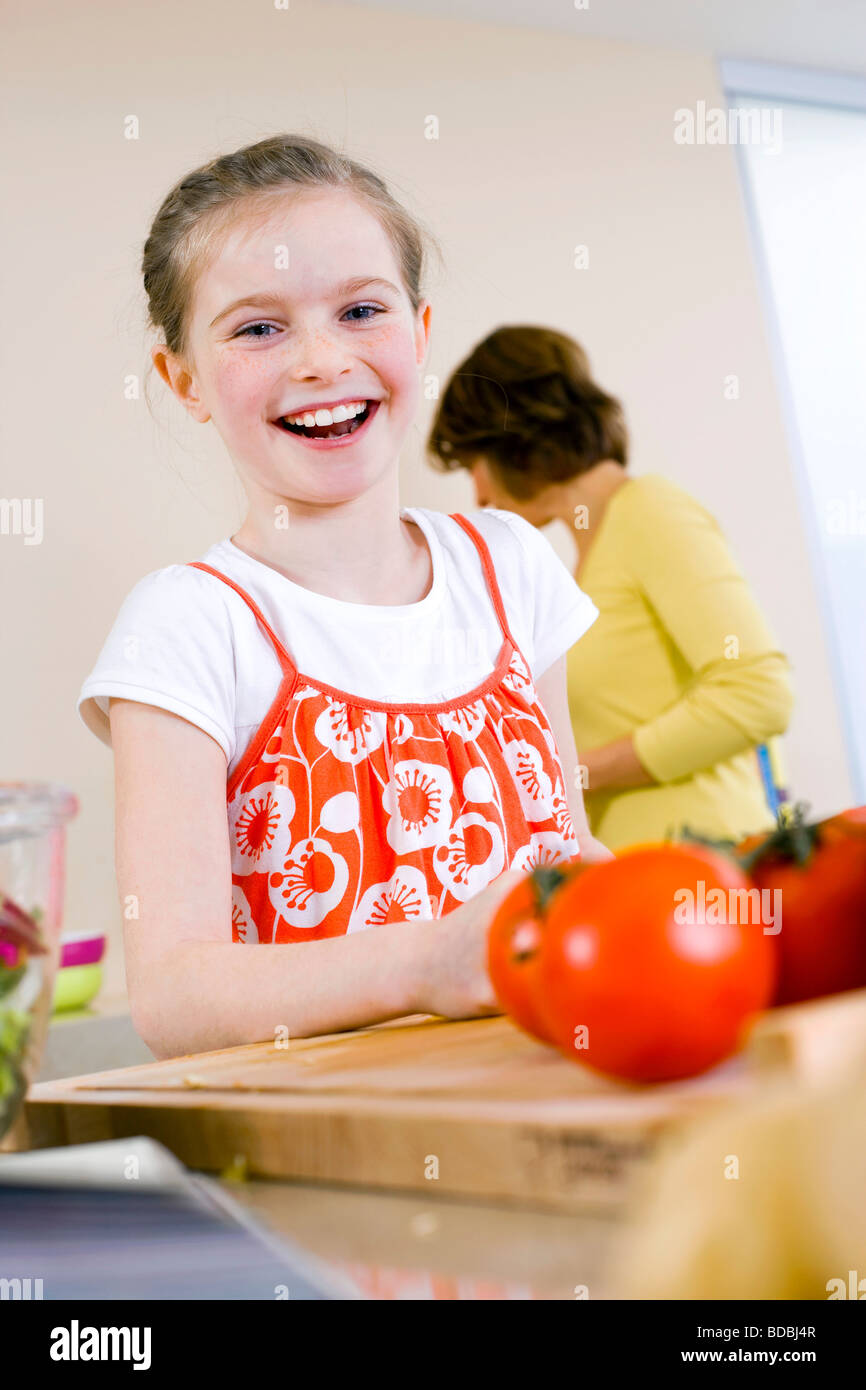 Ritratto di giovane ragazza in cucina Foto Stock