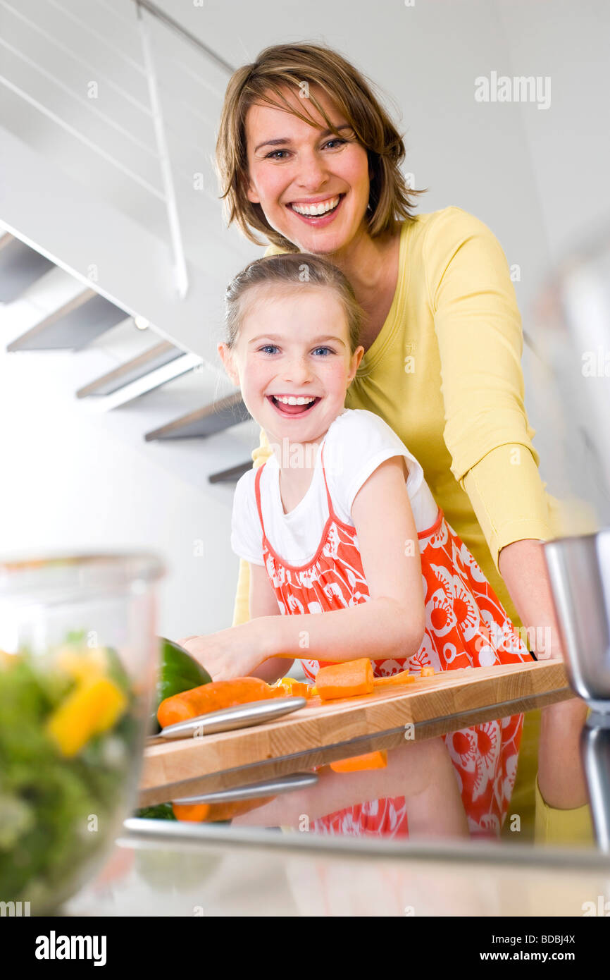 Ritratto di Madre e figlia in cucina Foto Stock