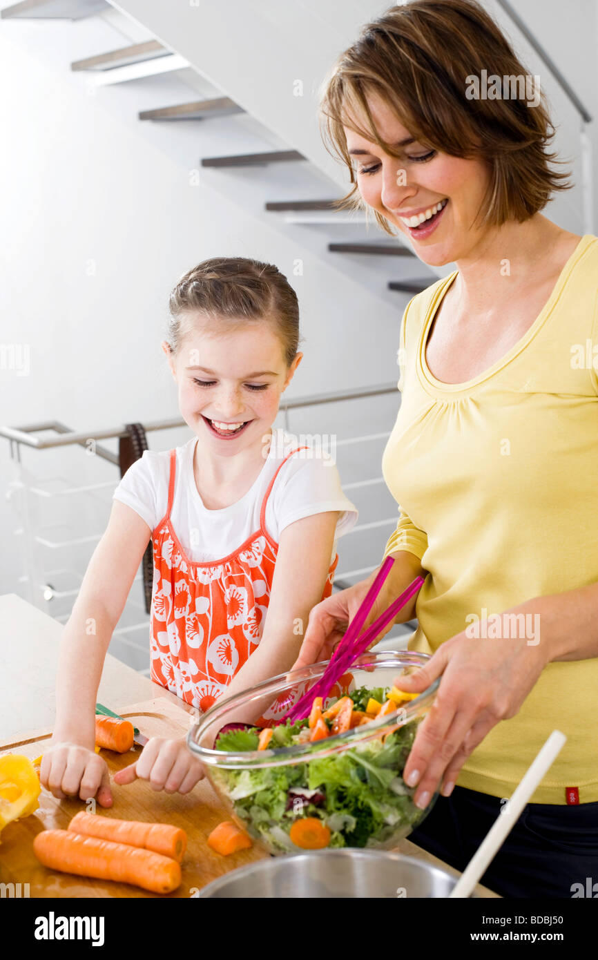 Ritratto di Madre e figlia in cucina Foto Stock