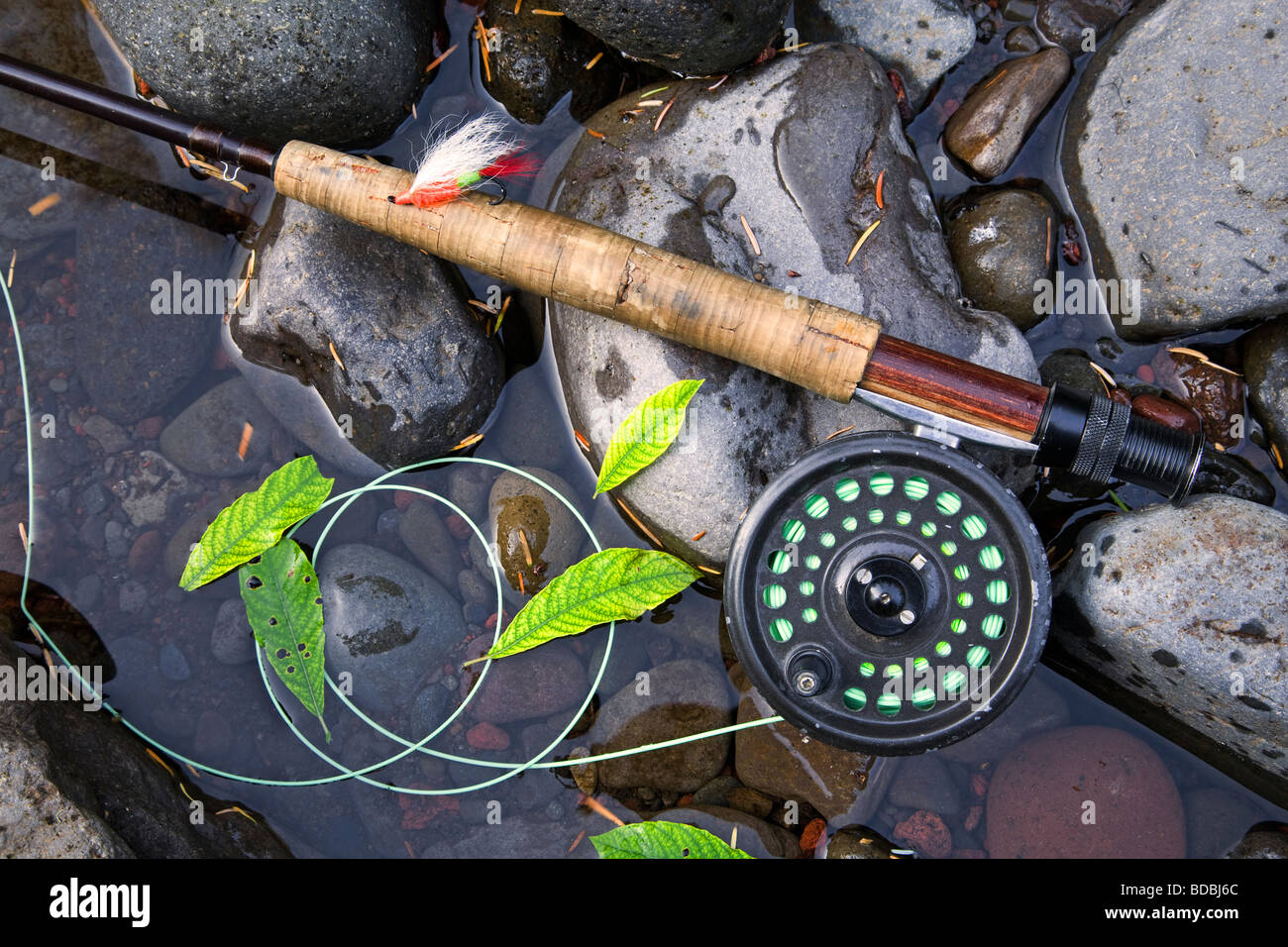 Una canna da mosca, volare aspo, pesca alla trota net, e scatola di mosche  artificiali utilizzati per la pesca alla trota e steelhead Foto stock -  Alamy