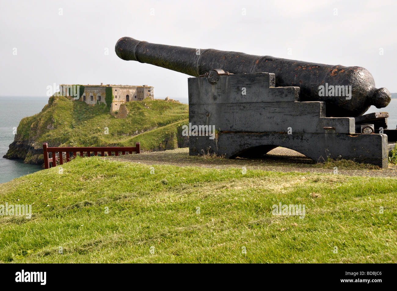 Xviii secolo il cannone che si affaccia su St. Catherines isola nei pressi di Tenby Foto Stock