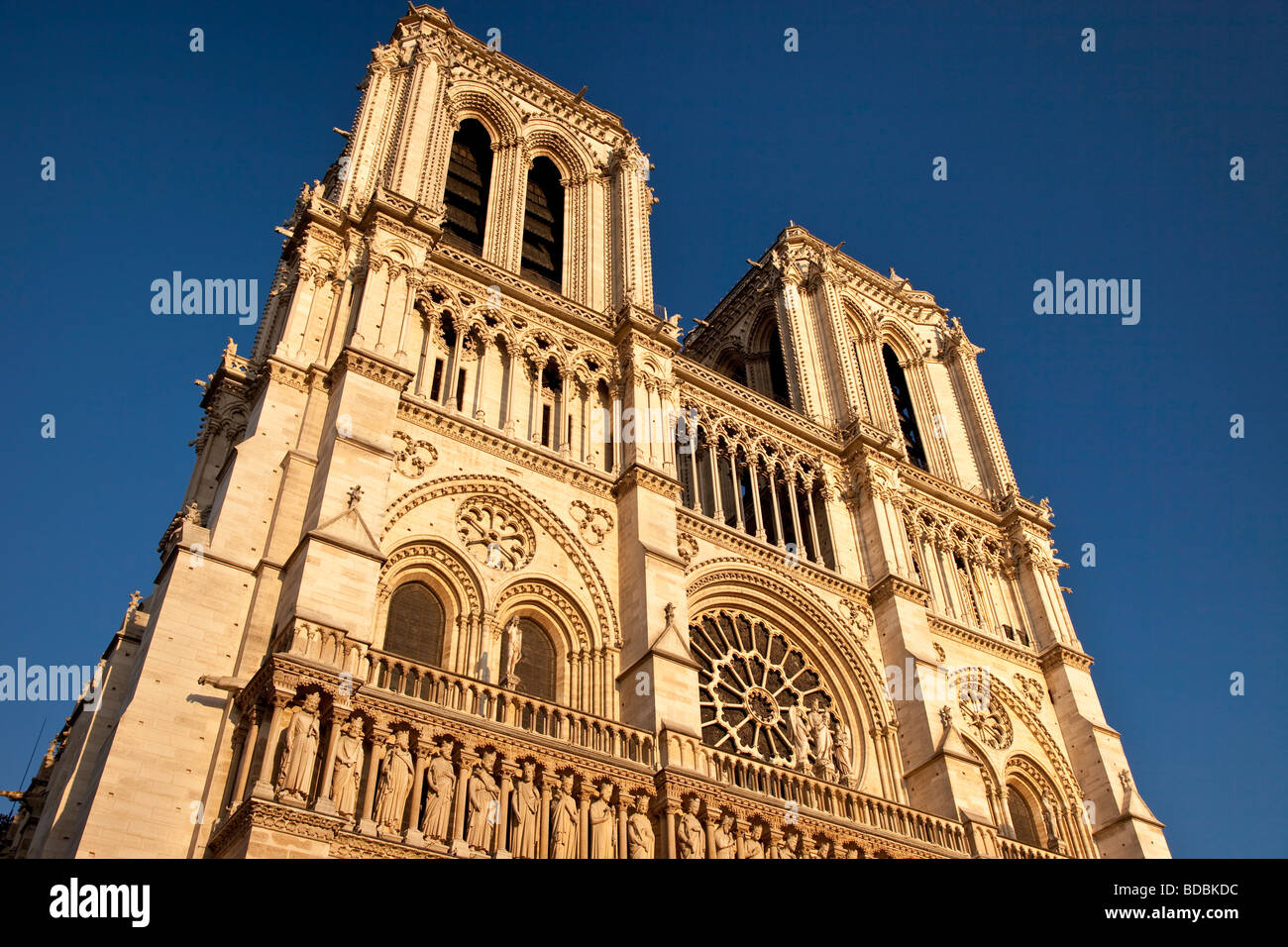 Cattedrale di Notre Dame immerso nella luce del sole di impostazione, Parigi Francia Foto Stock