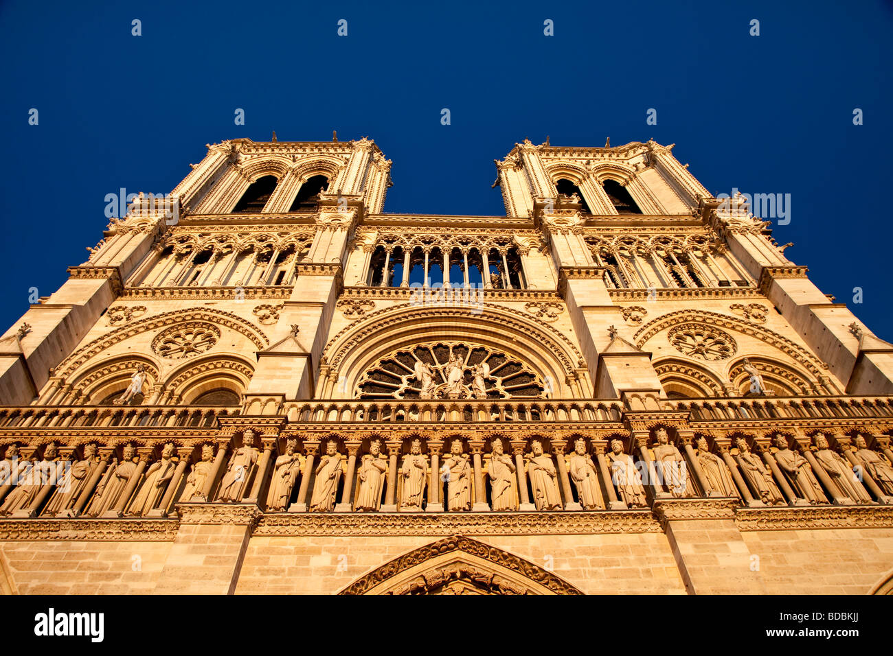 Cattedrale di Notre Dame immerso nella luce del sole di impostazione, Parigi Francia Foto Stock