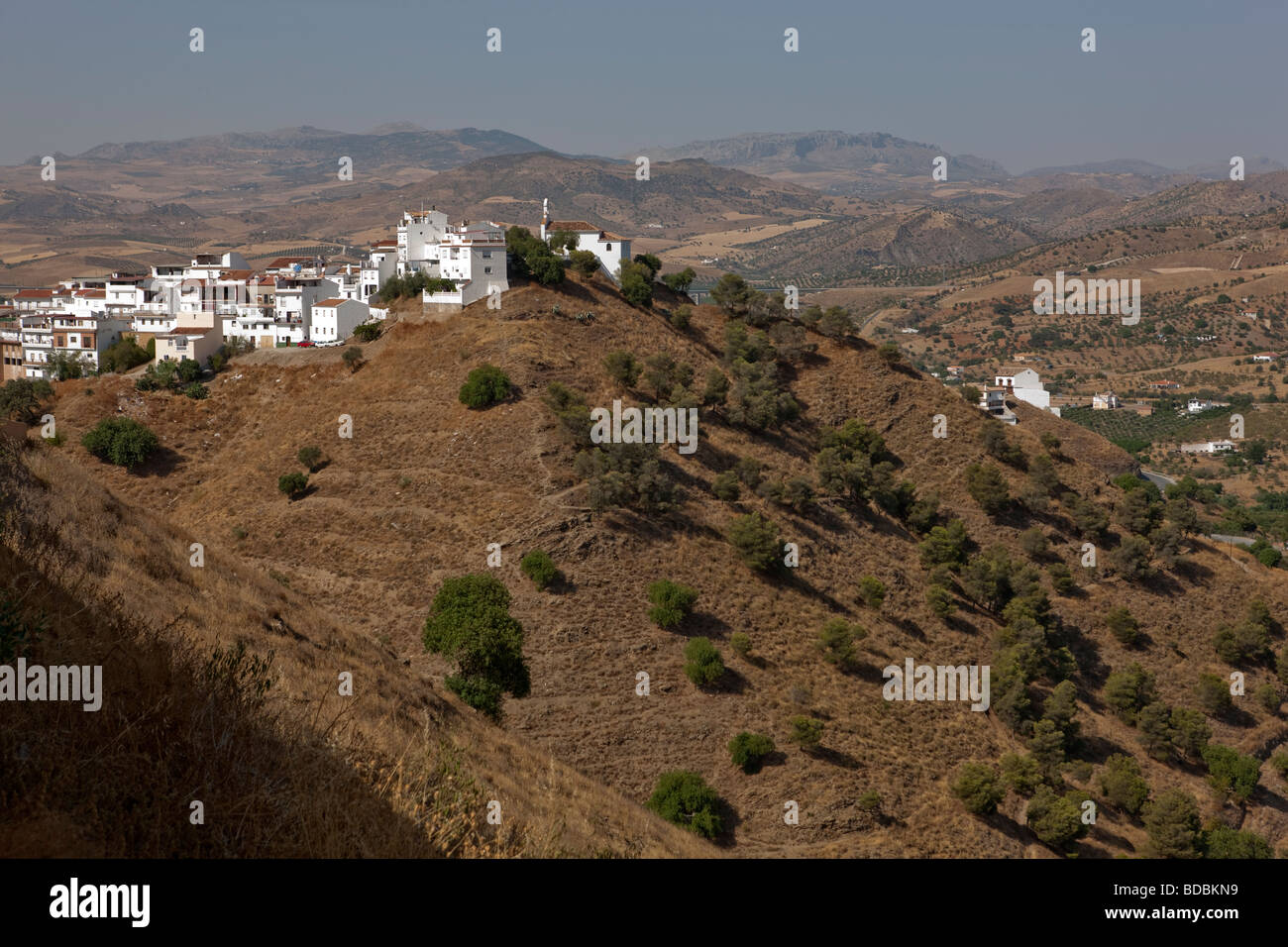 Vista sul villaggio bianco Alora. Malaga. Costa del Sol. Andalusia. Spagna. Europa Foto Stock