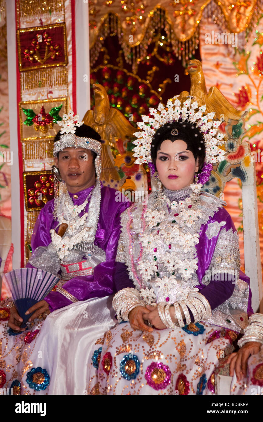 Indonesia Sulawesi Sidereng village sposa e lo sposo a musulmani celebrazione del matrimonio Foto Stock