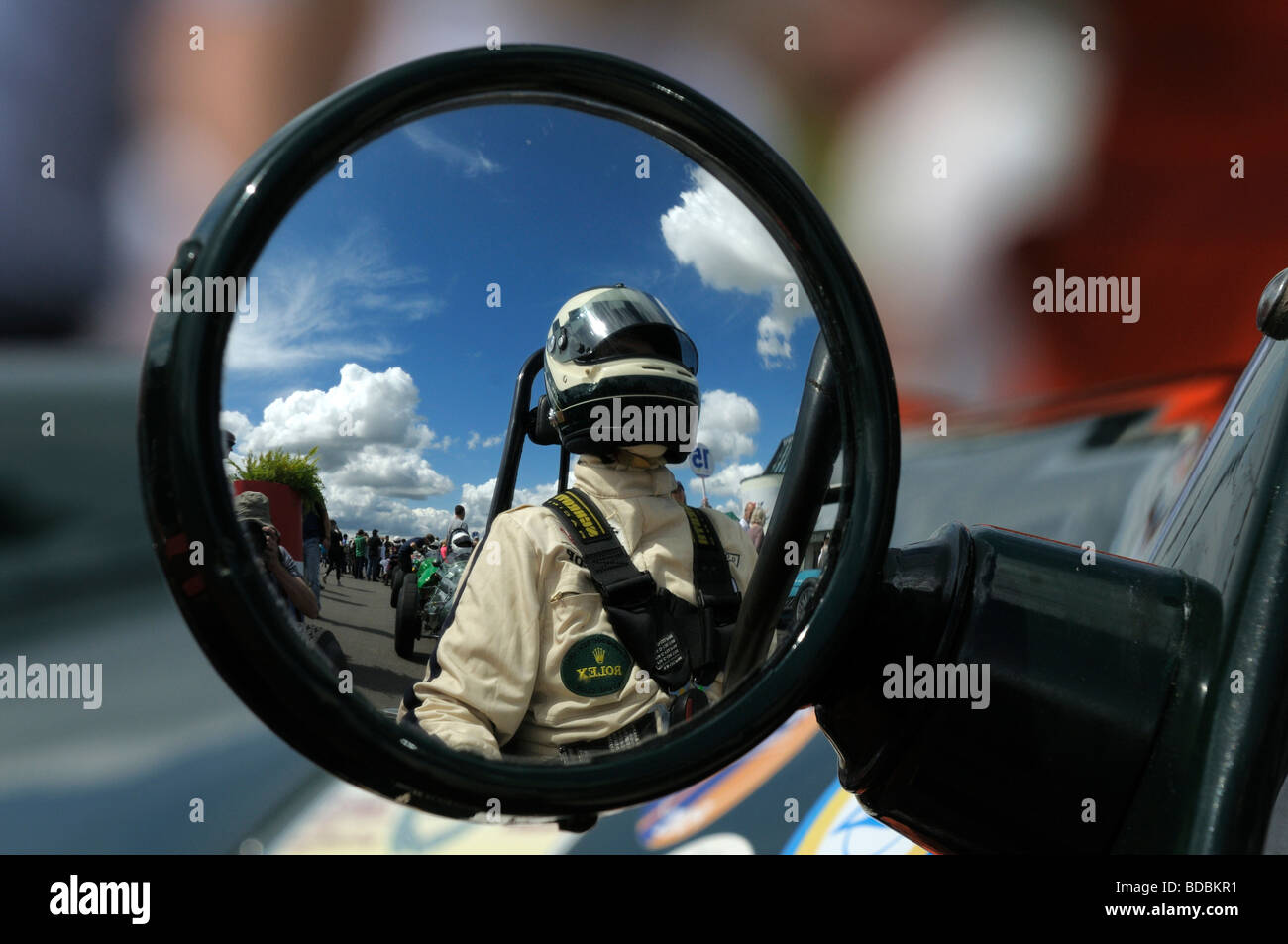 Racing driver riflessa in mirror Silverstone Classic 2009 Foto Stock